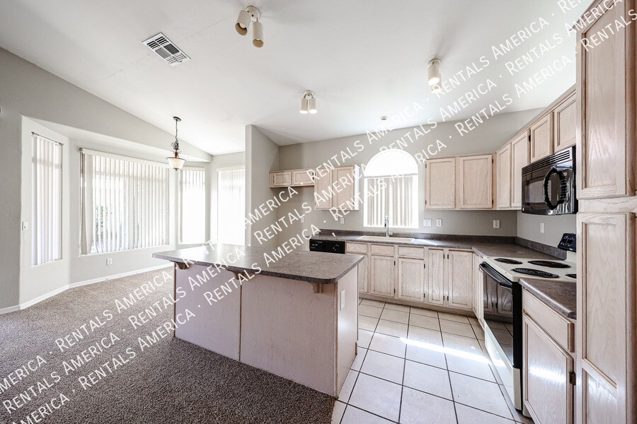 Building Photo - 13874 W Wilshire Dr