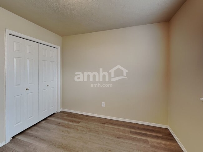 Building Photo - 684 E Full Moon St