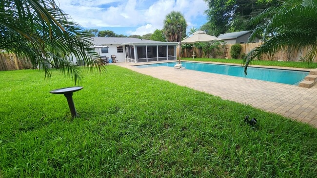 Building Photo - 225 E Ilex Dr
