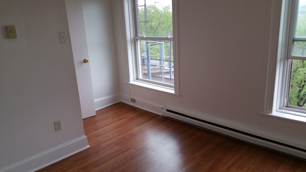 Building Photo - 53 Ten Broeck St