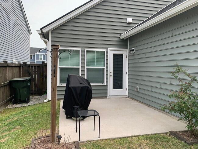 Building Photo - 221 Pink Azalea St