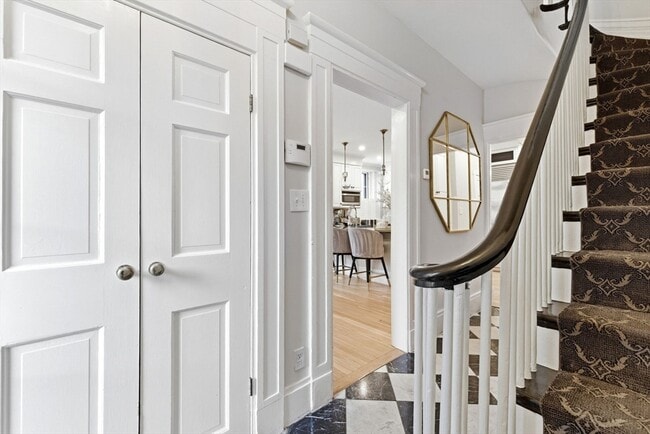 Building Photo - 50 River St