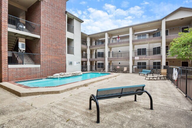 Building Photo - Centennial #109