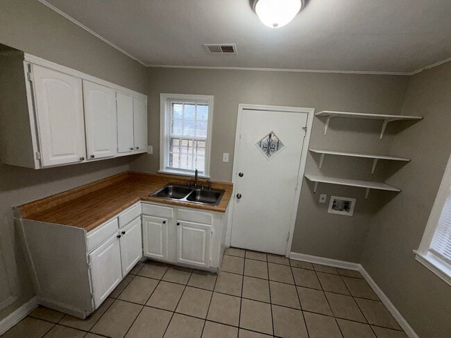 Building Photo - Charming 3-Bed, 1-Bath Home with Spacious Yard