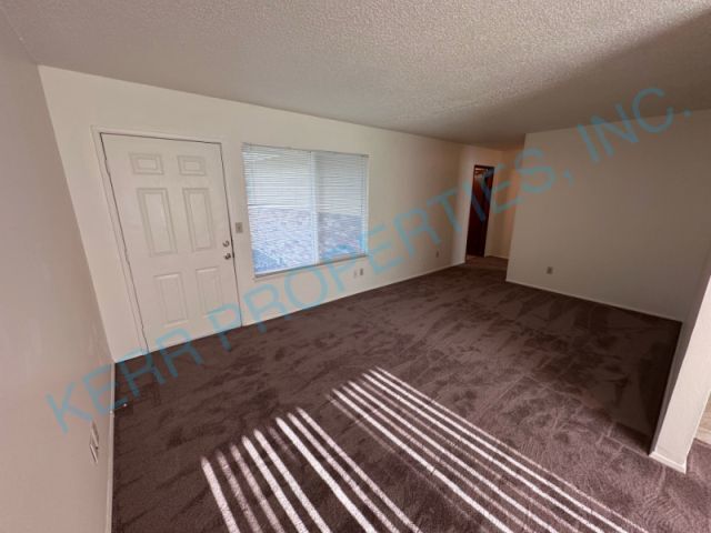 Building Photo - Charming 2-Bed Retreat on SE Steele St., Cozy Comfort in 794 Sq Ft!