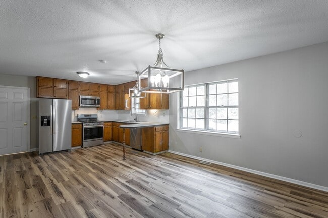 Building Photo - 3 Bedroom Home Close to All