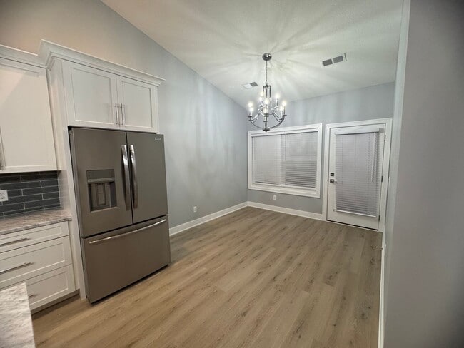 Building Photo - 2 Bedroom 2 bath Townhome in East Moline