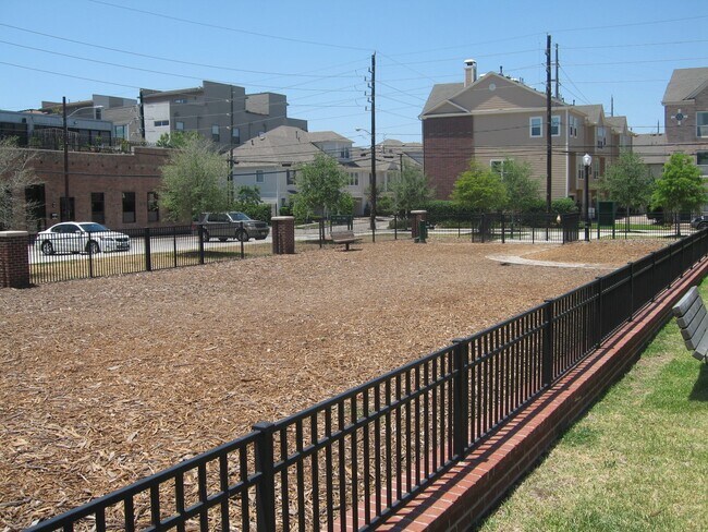 Building Photo - 2104 Gillette St