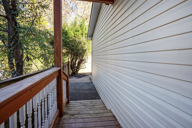 Building Photo - Amazing Anacostia 3 Bedroom with Parking I...