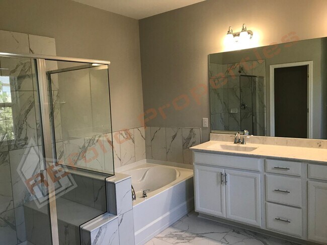 Building Photo - Grand 5 Bedroom 3 Baths House w/1st FL gue...