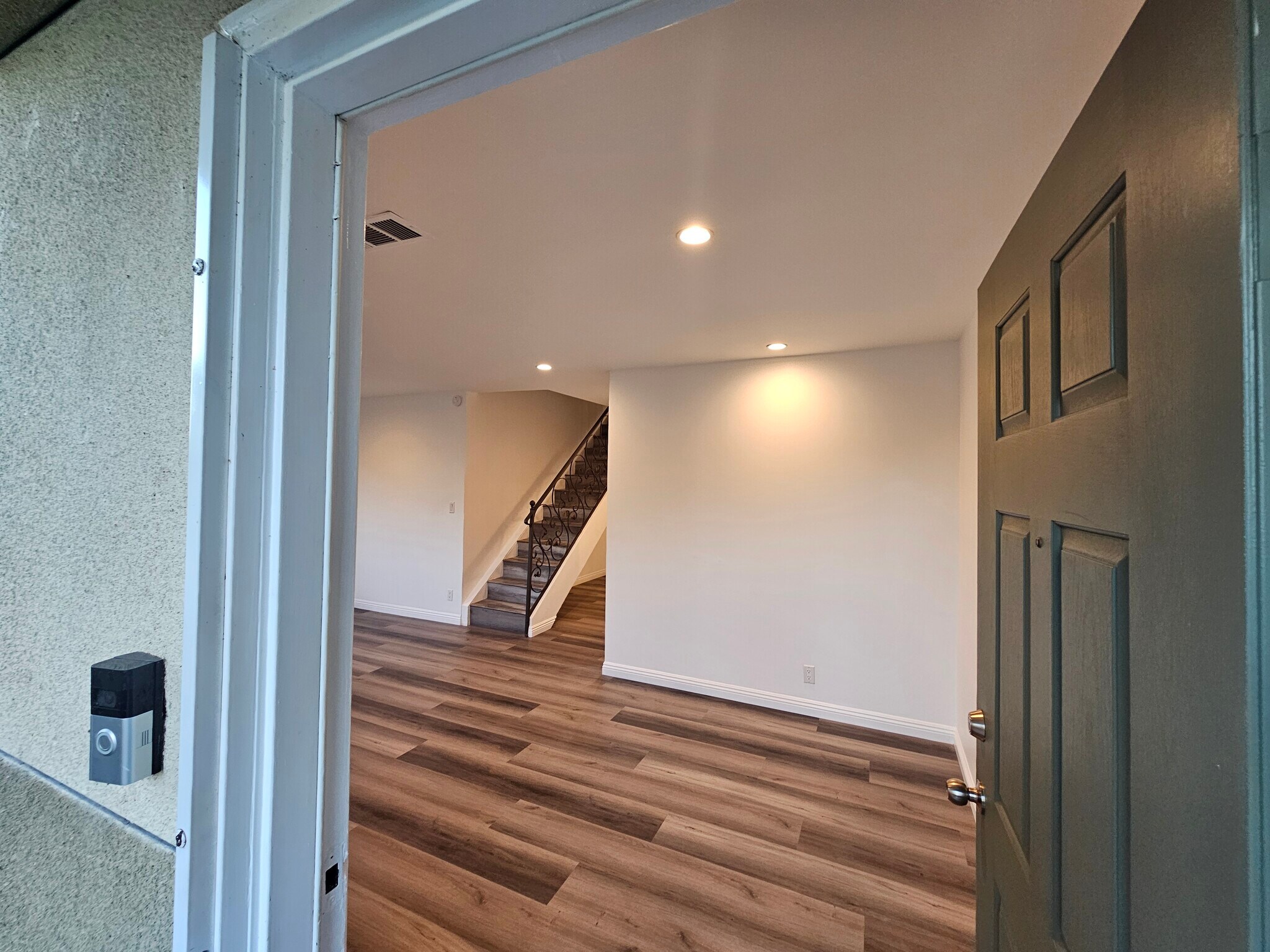 Building Photo - 6501 Vanalden Ave