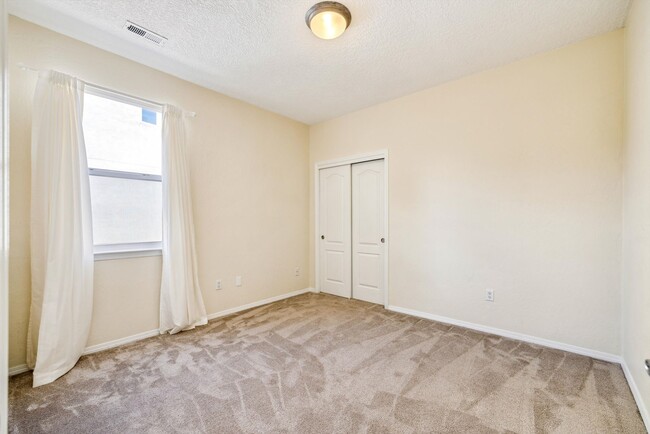Building Photo - Single Story Beauty | Large Yard | 3 Bedro...