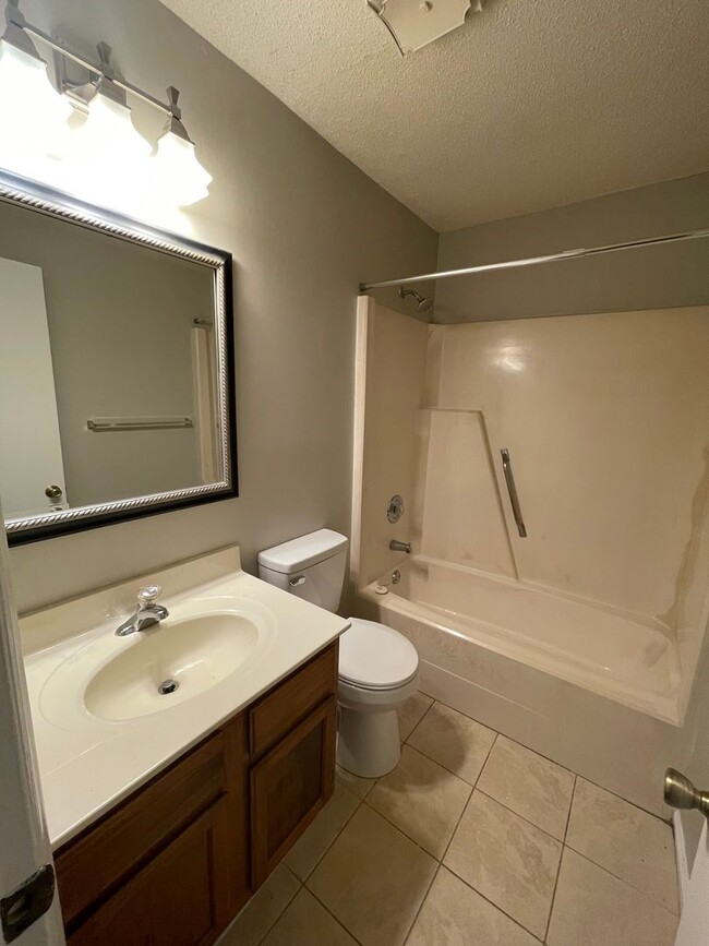 Building Photo - This Adorable 2 bedroom 2 bath duplex is l...