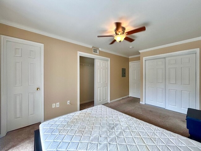 Building Photo - Light-Filled 2BR/2BA with Balcony in Austin