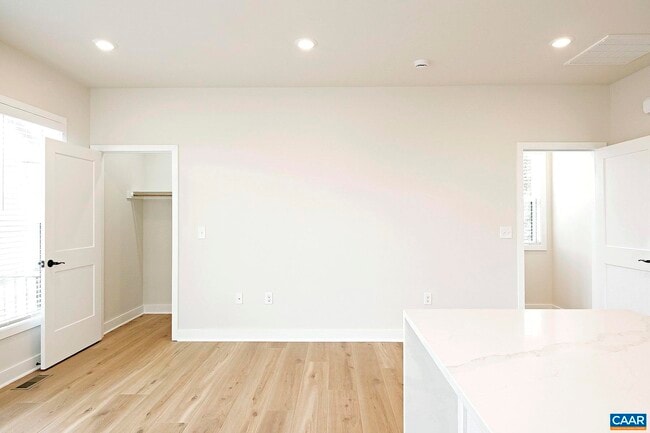 Building Photo - 917 Belmont Ave