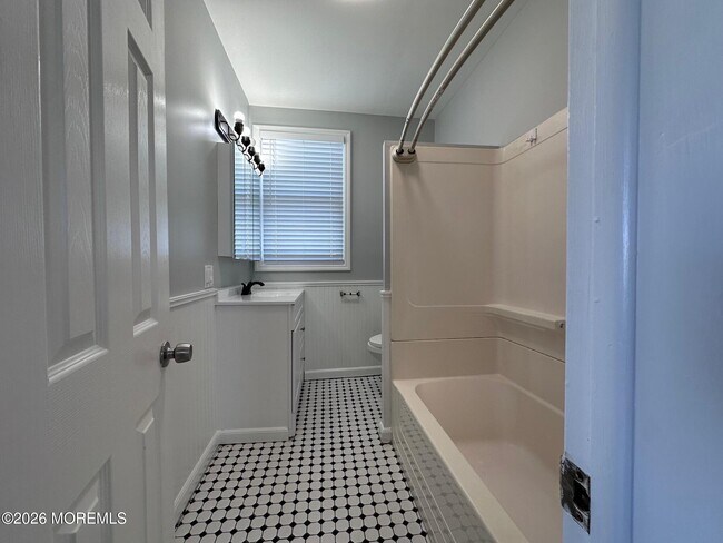 Building Photo - 404 Main St