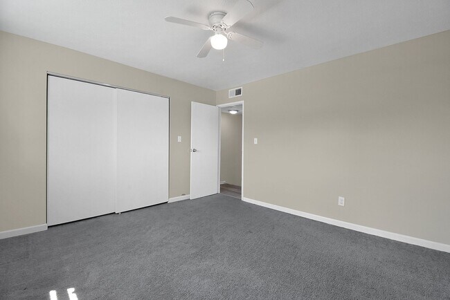 Building Photo - 2 Bedroom Townhouse Apartment- HUGE WALK IN CLOSET