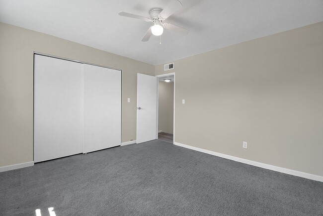 Building Photo - 2 Bedroom Townhouse w/Basement Apartment