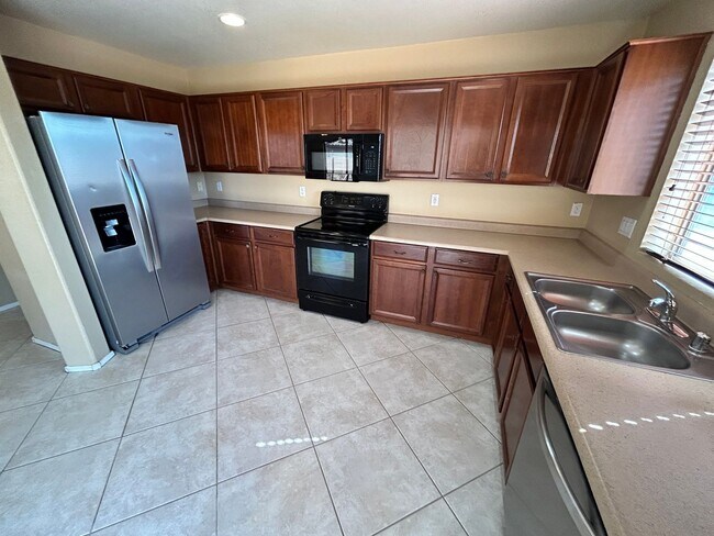 Building Photo - ? Large 4Bdm 3Ba Avondale Home *NO* Carpet ?