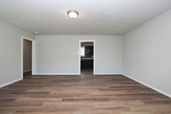 Building Photo - 9026 Lake Forest Blvd
