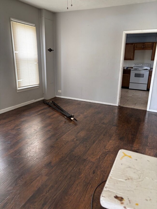 Building Photo - Section 8 Accepted! 4 BR