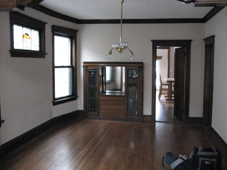 Building Photo - 1915 W Belle Plaine Ave