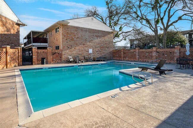 Building Photo - 6037 Sandhurst Ln