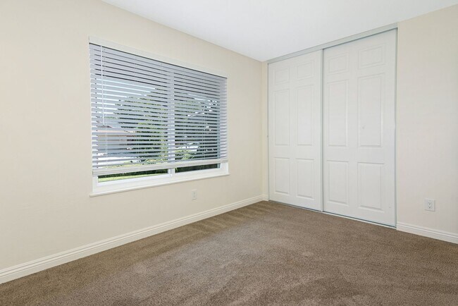 Building Photo - Beautiful & Large Home in Quiet Gatewood Hills - Private Backyard - 2-Car Garage