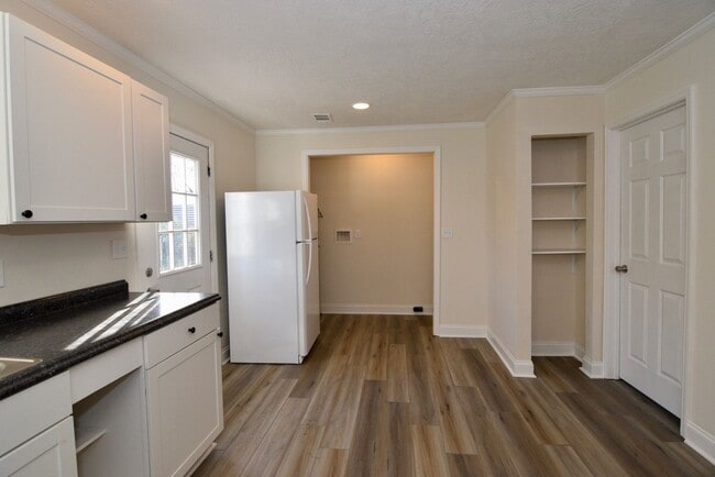 Building Photo - Recently Renovated 3 Bedroom House - Section 8 Welcome