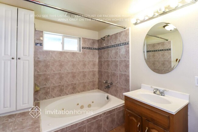 Building Photo - 425 Jasmine Ave