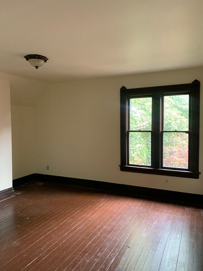 Building Photo - Spacious Victorian Home