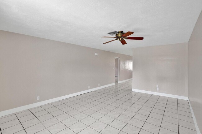 Building Photo - 7010-7012 NW 78th Ave