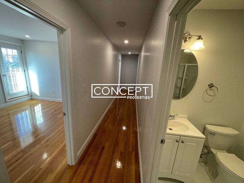 Building Photo - 53 Circuit St