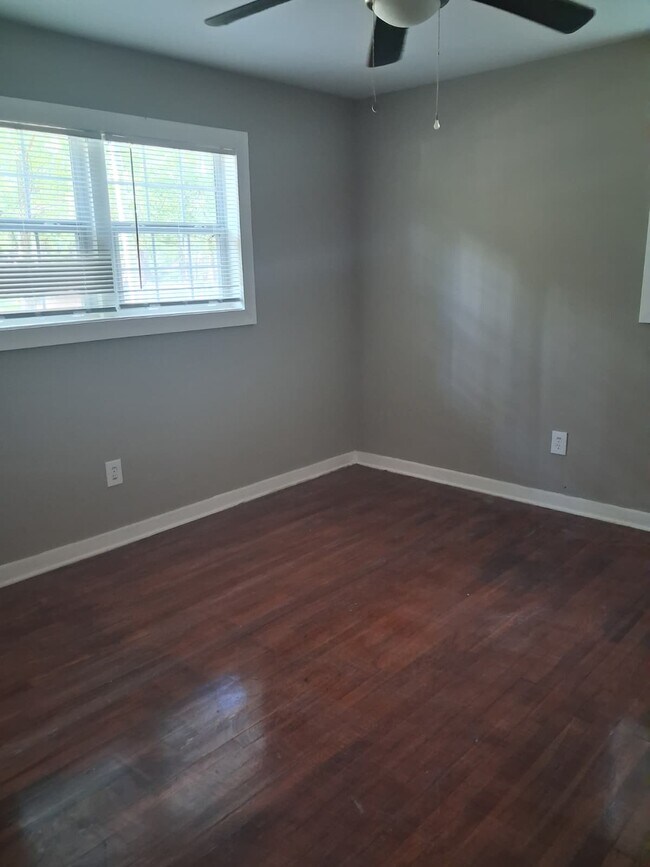 Building Photo - 3016 Charleston Dr