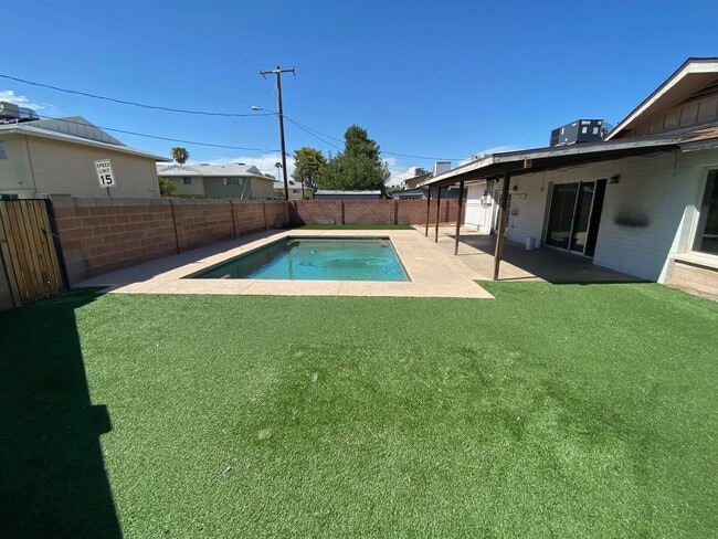 Building Photo - 5 Bedroom 3 Bath home close to ASU - POOL AND TURF BACKYARD