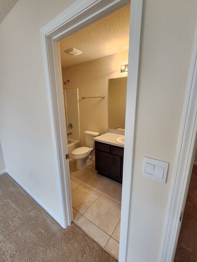 Building Photo - ***HOLIDAY SPECIAL NO RENT FOR DECEMBER*** Stunning 3 Bed 2.5 Bath Townhouse!