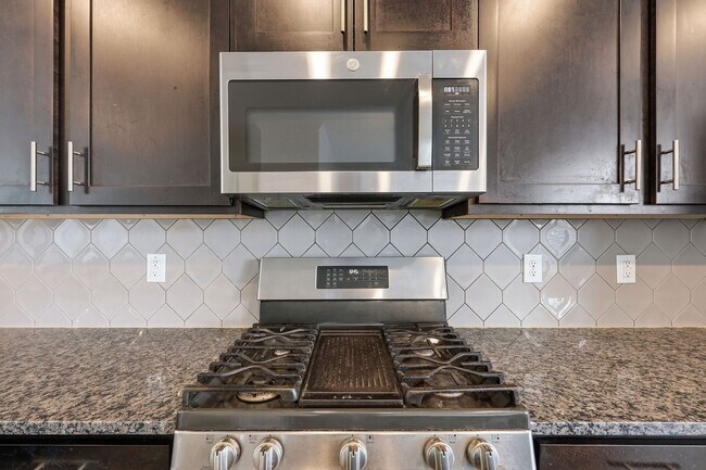 Building Photo - Modern 4BR Townhome with Washer/Dryer & Pet-Friendly Living in Morrisville!