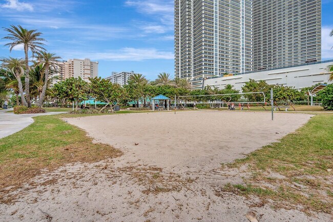 Building Photo - 1913 S Ocean Dr