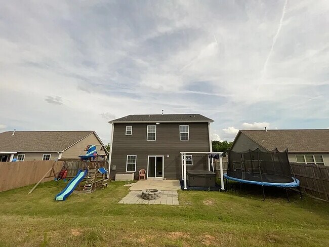 Building Photo - 5 Bedrooms 3 Bathrooms
