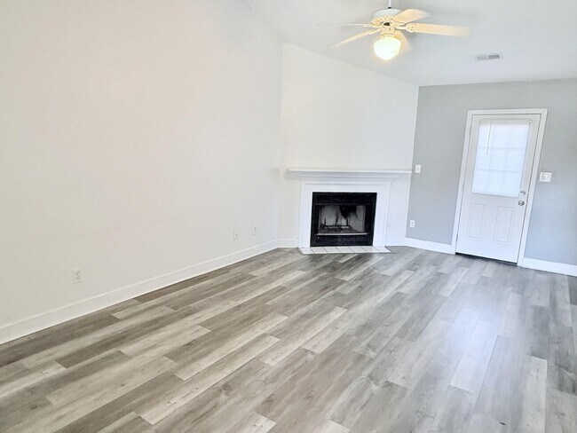 Building Photo - 418 Eucalyptus Ln