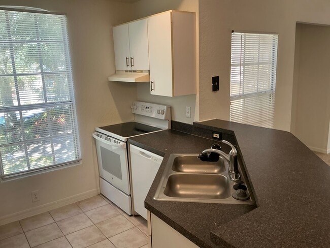 Building Photo - Spacious 2-Bedroom Loft Condo in Gated Azu...