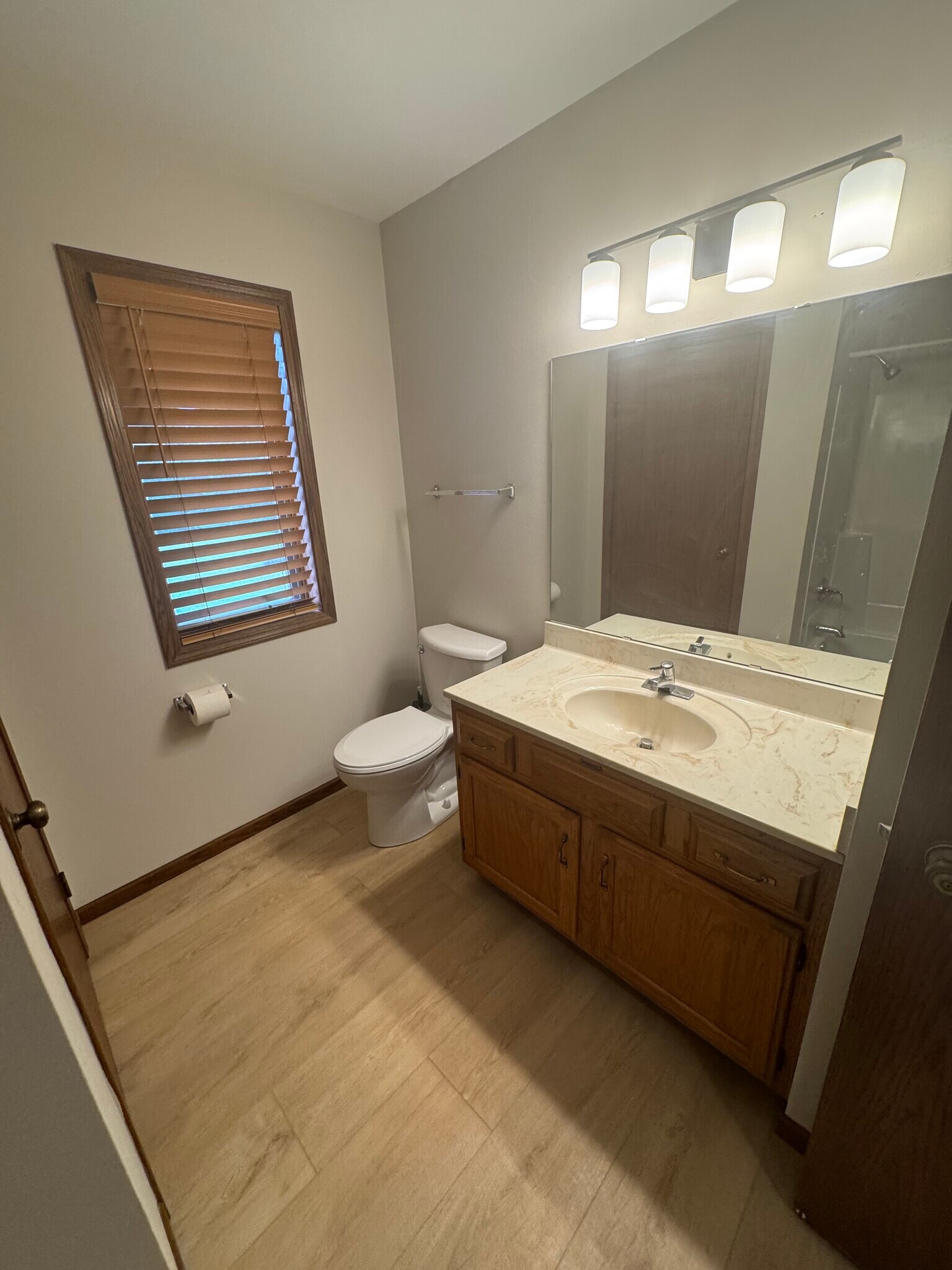 Full Bathroom - 18 Stonehaven Dr