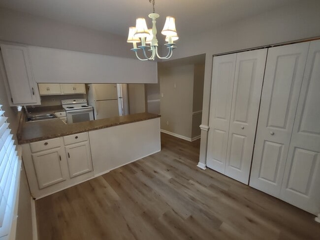 Building Photo - Move-in ready Home located in the Walnut C...