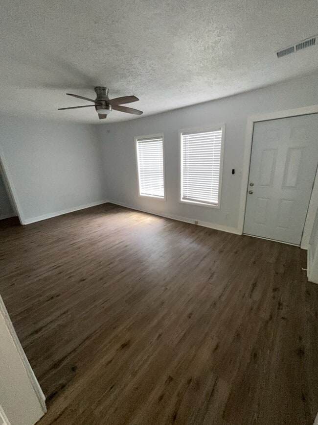 Building Photo - 805 Dorgan St