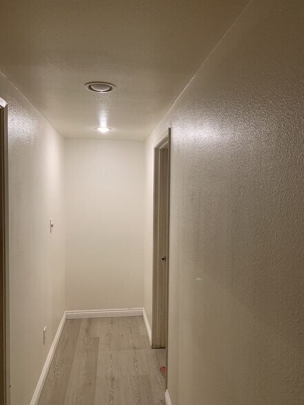 Building Photo - 1039 Barston Ave