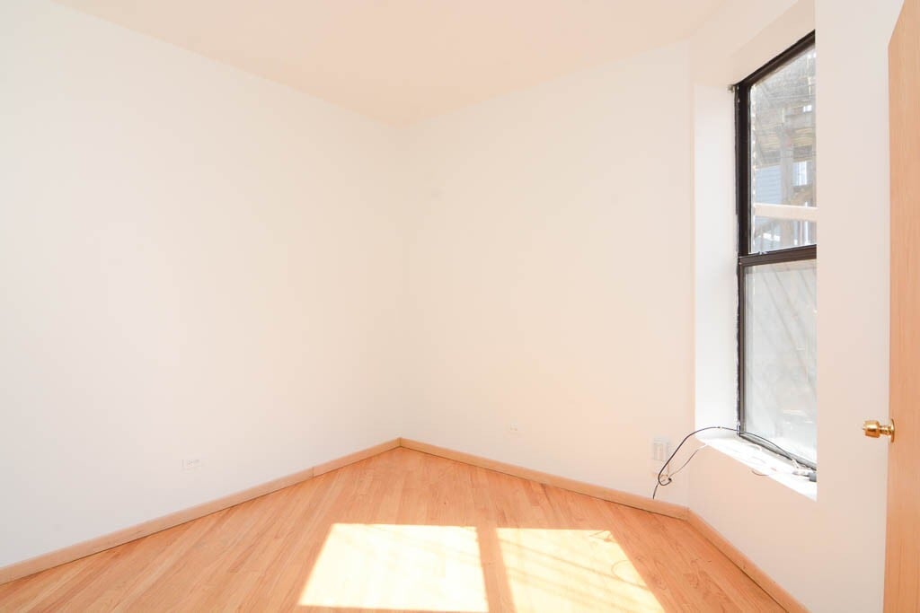 Building Photo - 531 N Claremont Ave