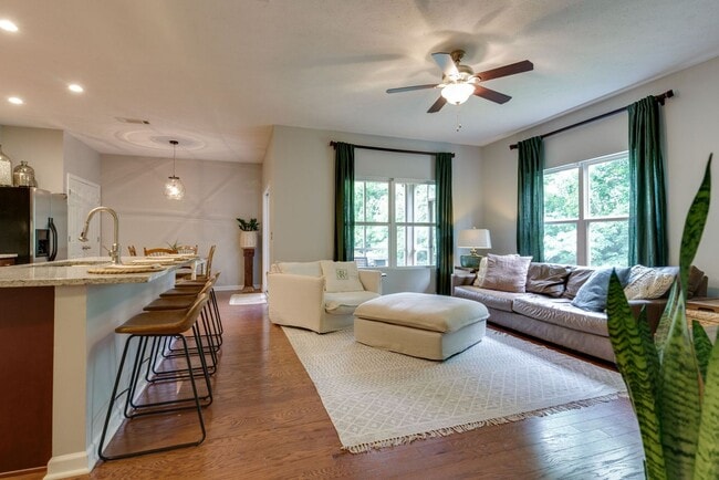 Building Photo - 3 Bed, 2 Bath One Level Home w/ Hardwood T...