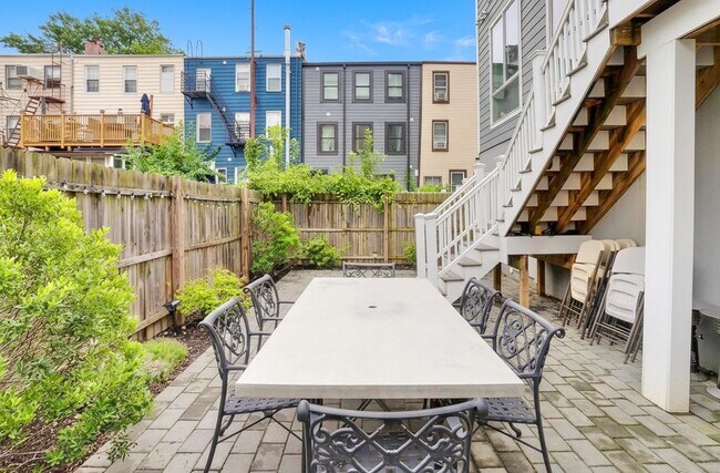 Building Photo - 414 1st St