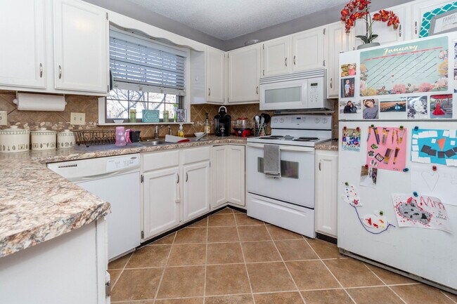 Building Photo - Large SW CoMo Duplex - 4 bed - 2.5 bath