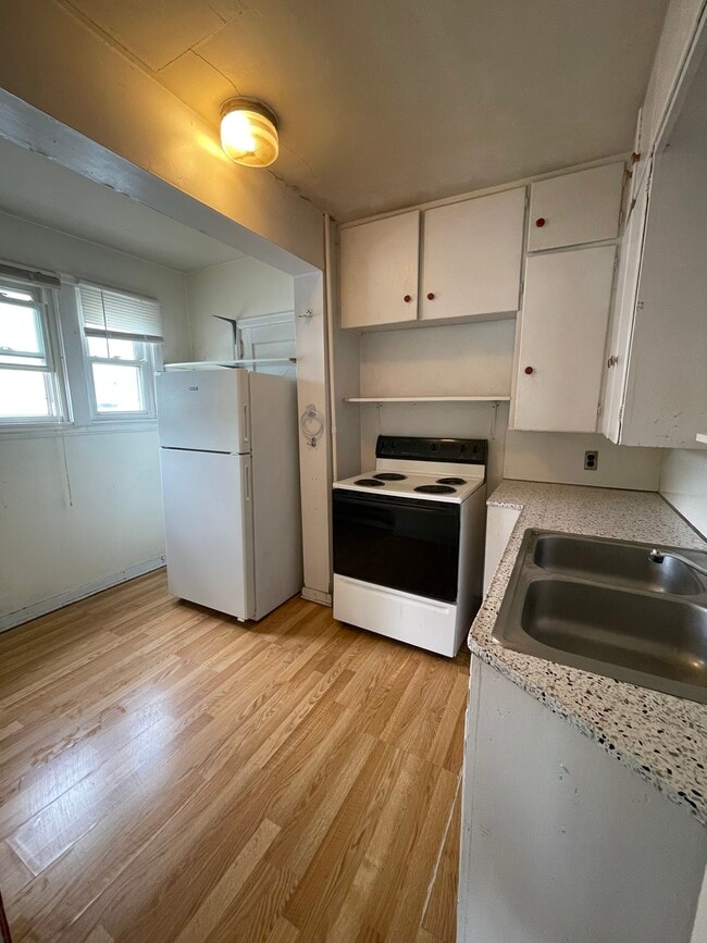 Building Photo - 119 Main St W